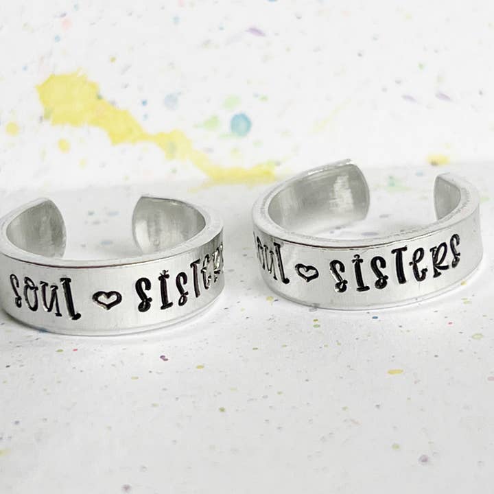 Soul Sisters Paire de bagues ajustables en métal poinçonné, cadeau pour meilleurs amis, bijoux de meilleure amie, poinçonné à la main, ensemble de bagues pour meilleur ami, bagues BFF pour la vente par Team Neville