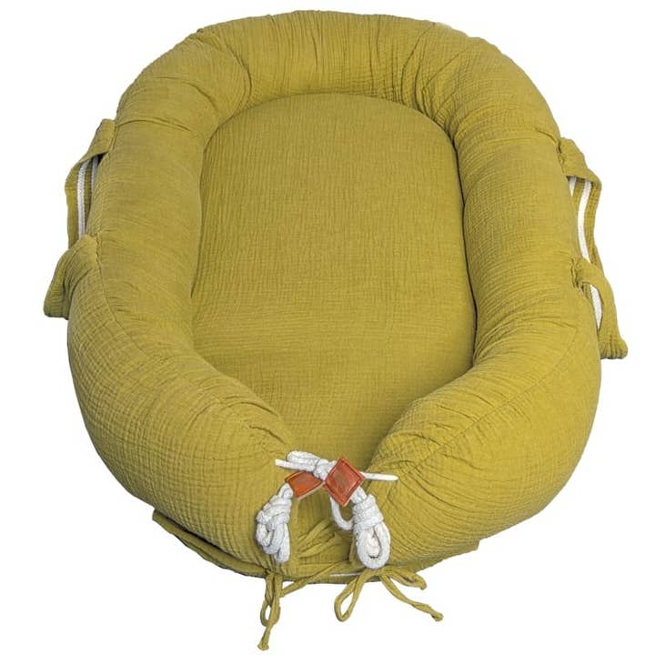 Nid pour nouveau-né en mousseline bio olive pour la vente par Hi Little One