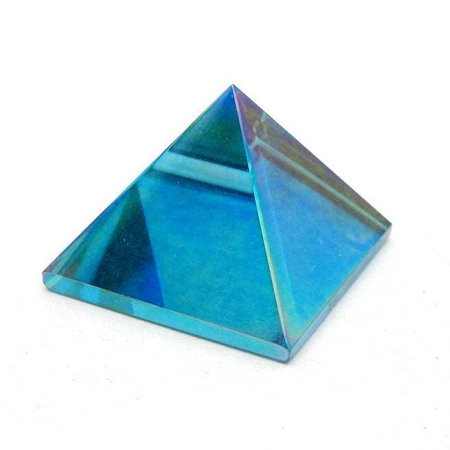 Rock Paradise – Engroshandel Spirituelle sten og krystaller – Aqua Aura-pyramide - krystalkvarts med Aqua Aura2