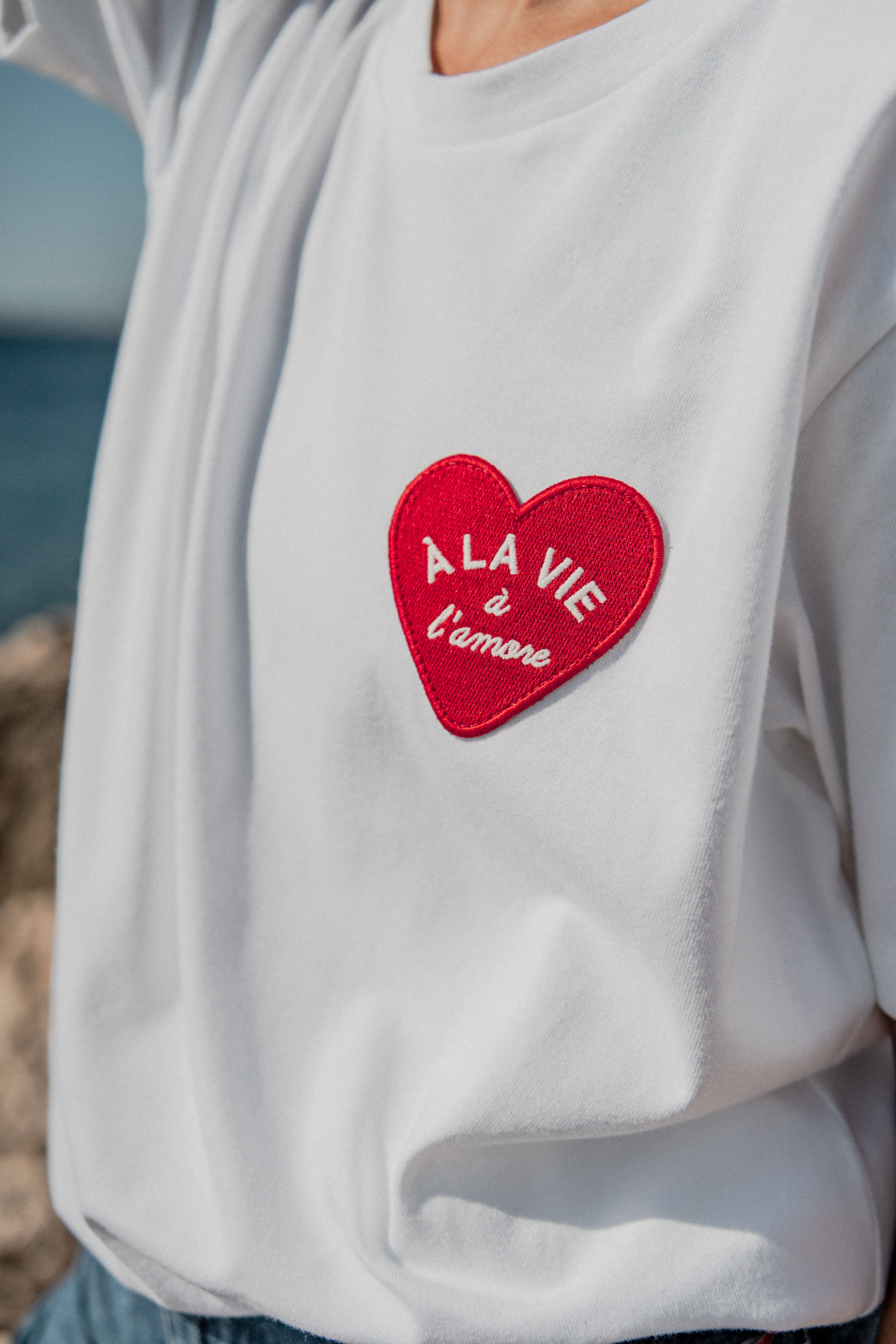 Un baiser français s'il vous plaît - Wholesale T-Shirt - Unisex - Embroidered heart patch T-shirt5