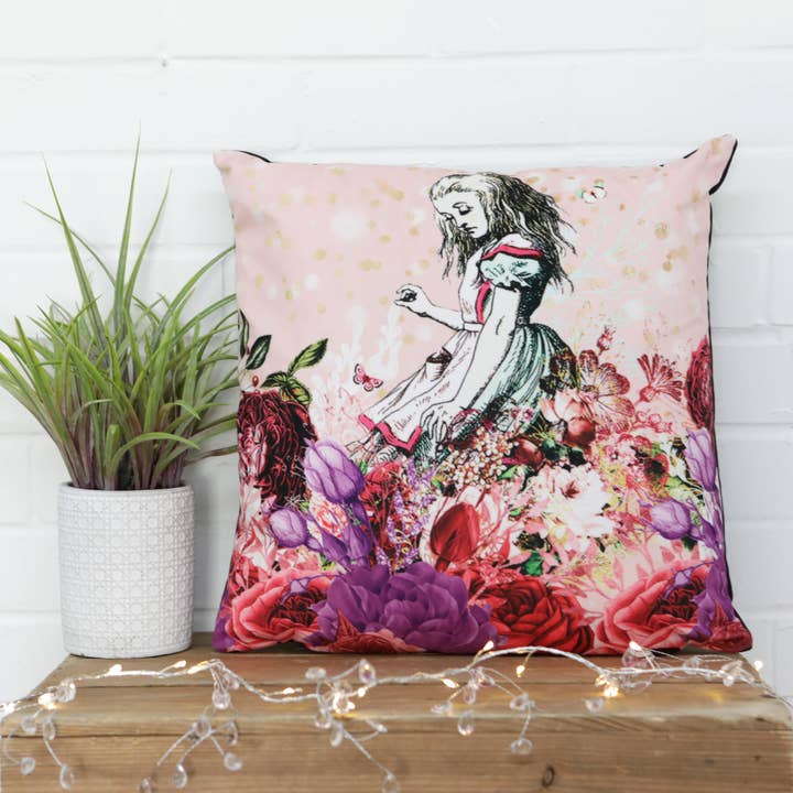 Coussin en velours rose Alice au pays des merveilles pour la vente par Kitsch Republic