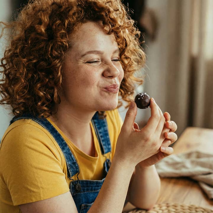 djoon - Wholesale Snoepjes met chocolade - Dadelchocolaatjes: Macadamia Mania (biologisch)4