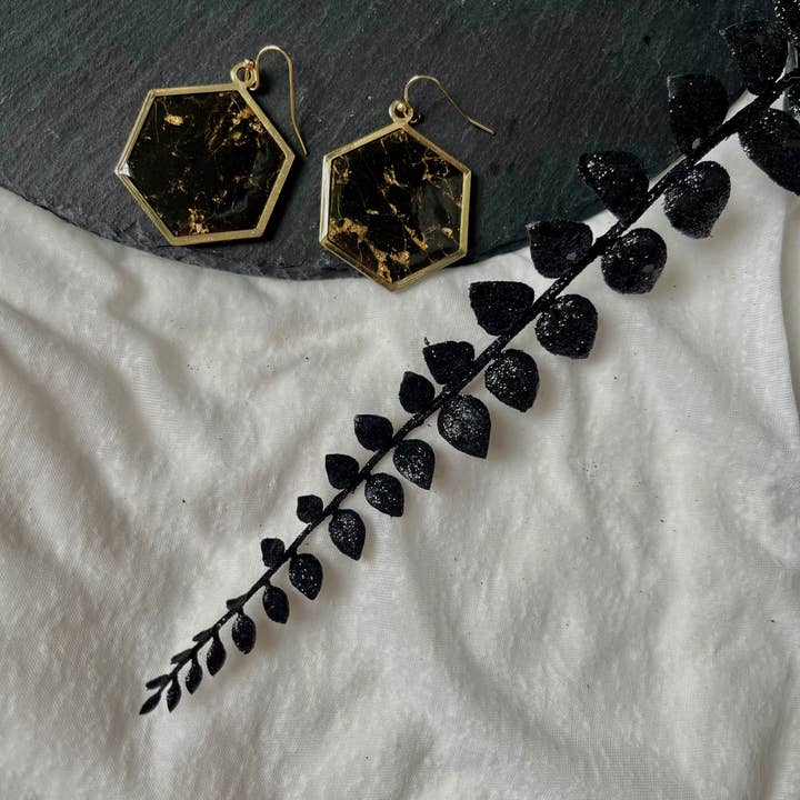 Clay + Clover Earring Co. – Großhandel Ohrhänger – Ohrringe aus schwarzem und goldenem Marmor aus Fimo mit goldenem Akzent