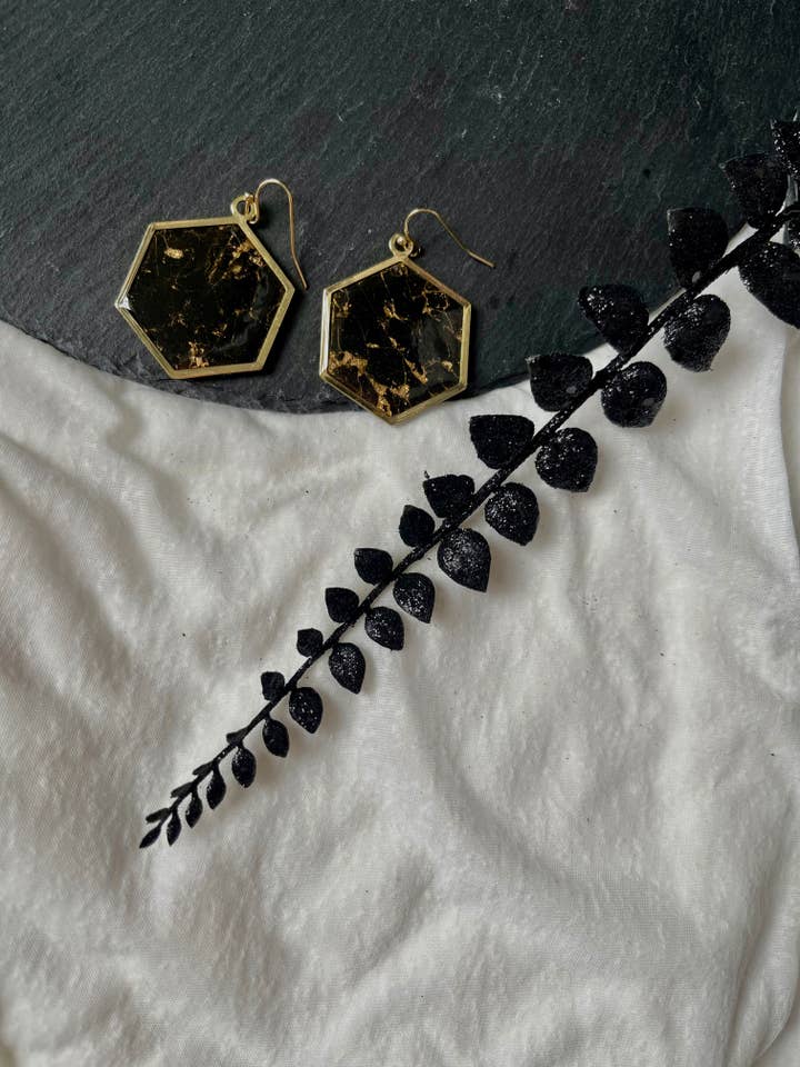 Brincos Argila Polímero em Mármore Preto e Dourado por atacado de Clay + Clover Earring Co.