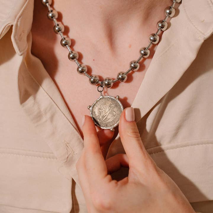 PHOEBE´S - Wholesale Pendant/Charm Necklace - Ancient Coin Necklace: A Timeless Vintage Charm