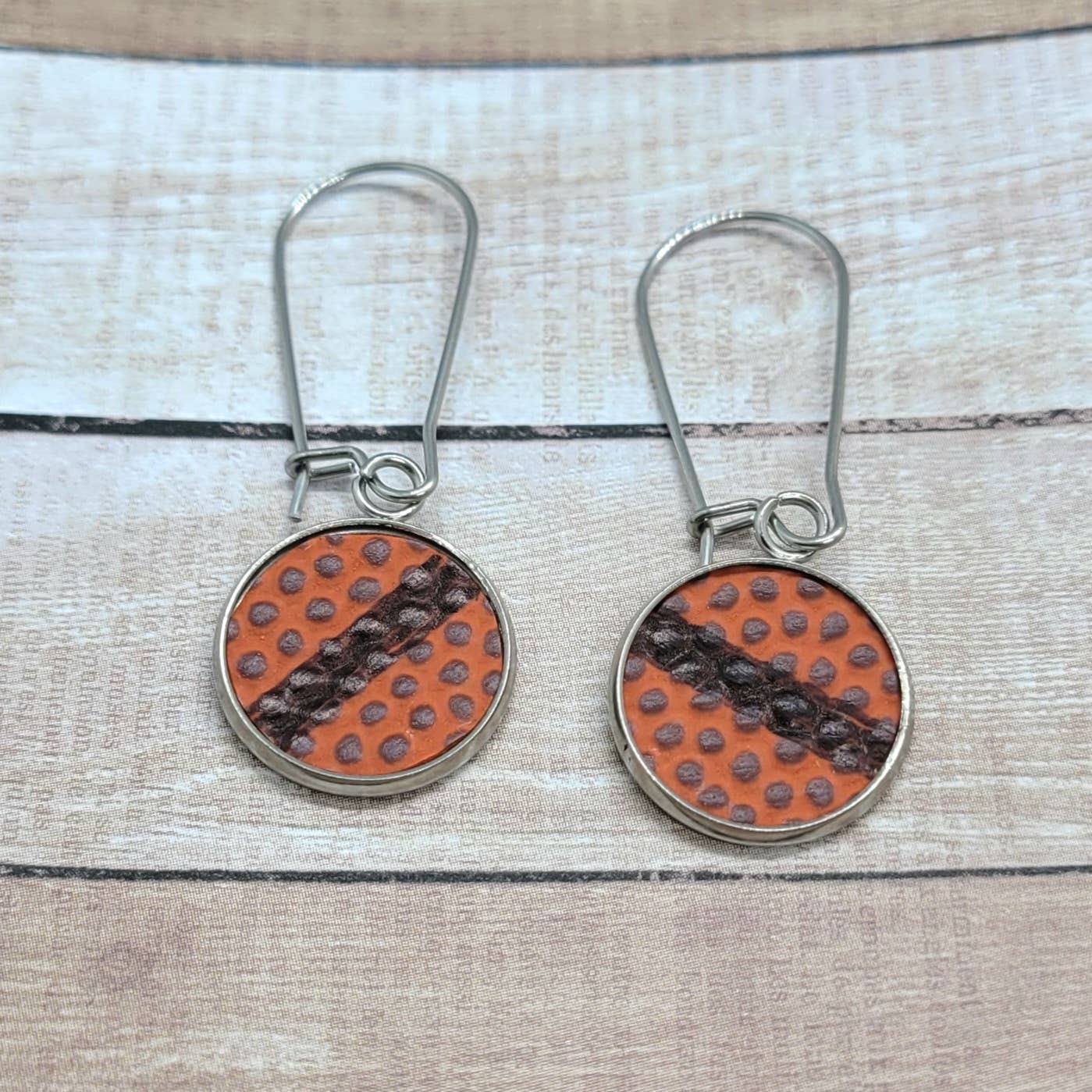 Home Run Accessories - Venta al por mayor Pendientes colgantes - Pendientes de baloncesto reales, pendientes de alambre para orejas de riñón0