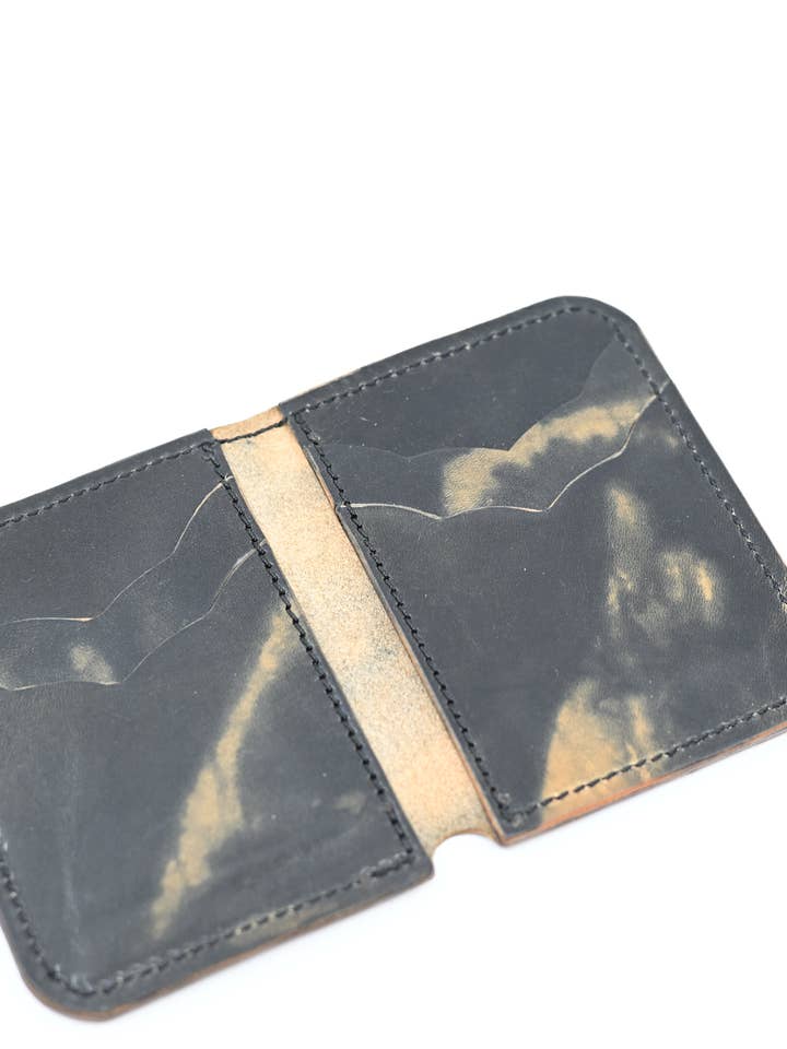Portefeuille Minimaliste Bi-Fold - Cuir Noir Marbré pour la vente par SLG Leather & Haberdashery