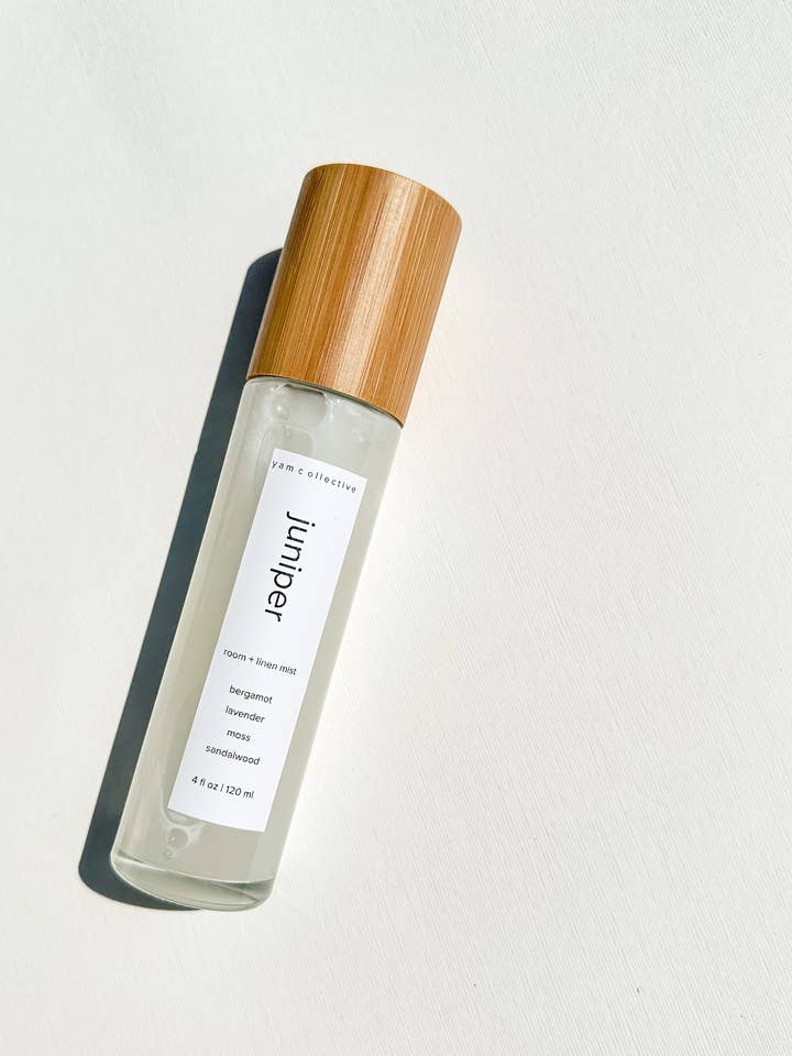 Brume pour chambre et linge Juniper 4 oz Coriandre + Mousse pour la vente par yam collective