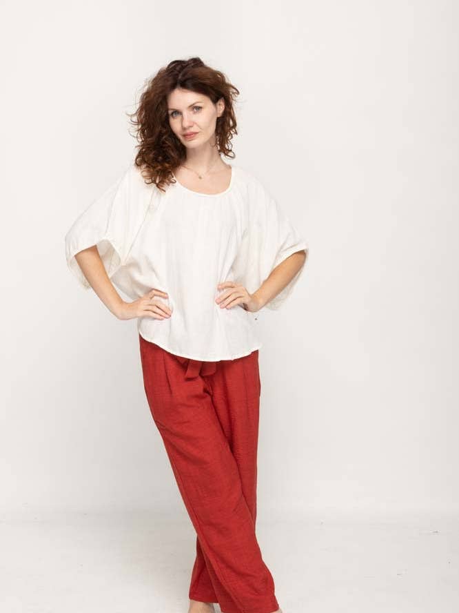 Haut décontracté pour femme en blanc avec col en V et manches chauve-souris pour la vente par NIKKY APPARELS