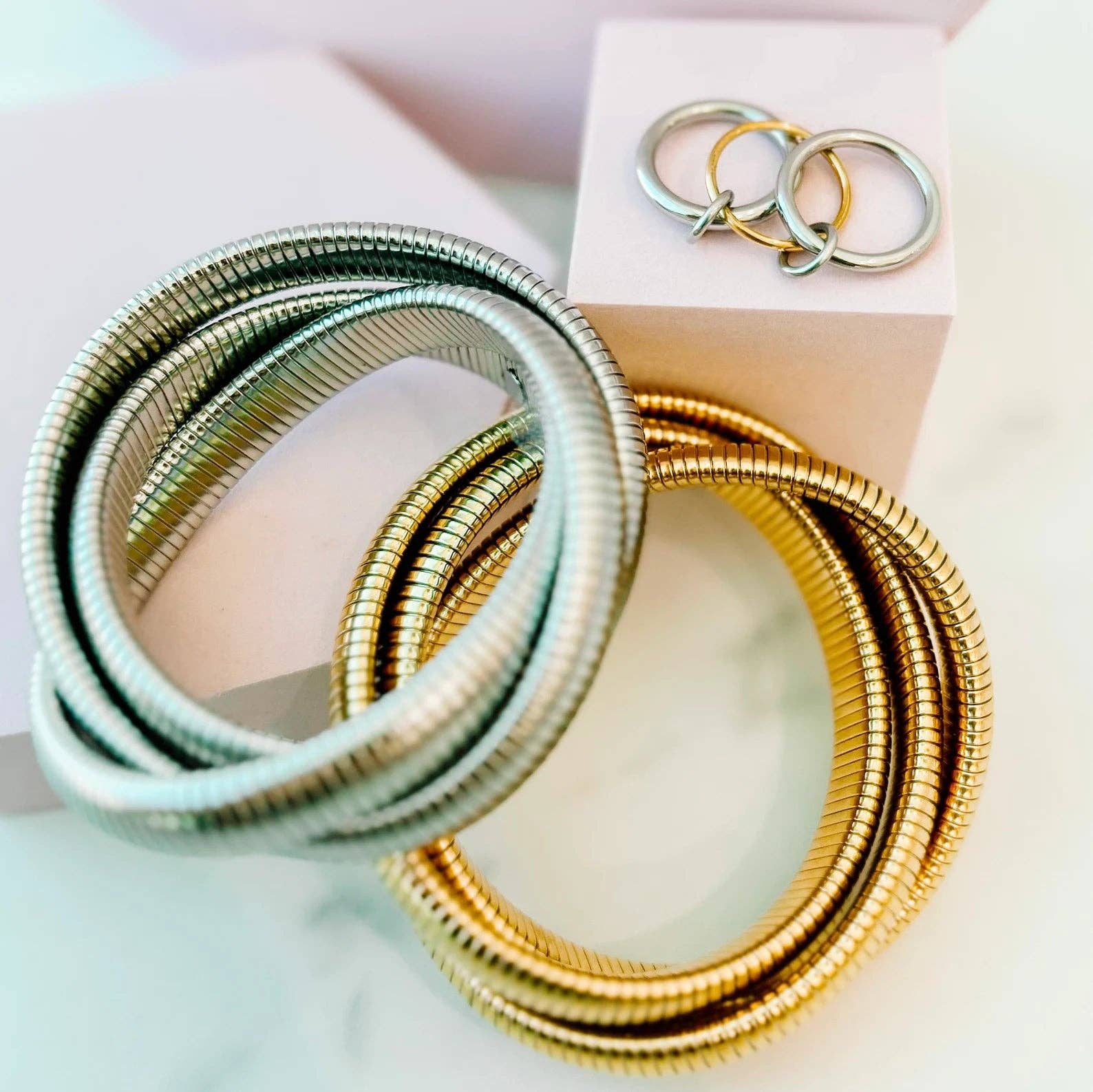 Golden Thread – Großhandel Band/Stapelring – Zweifarbiger Ring mit mehreren Gliedern1