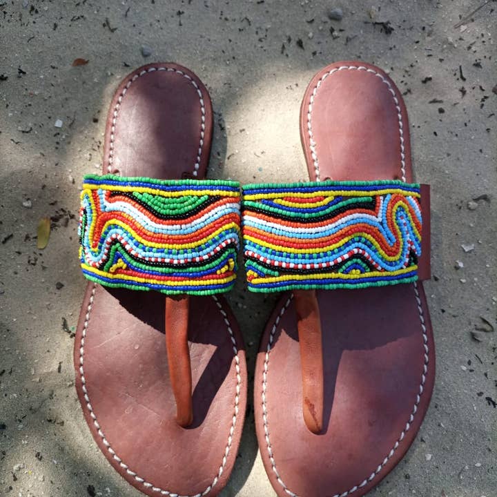 Mozambique Sandalen mit bunten Perlen für den Großhandel von AFRIKABLE