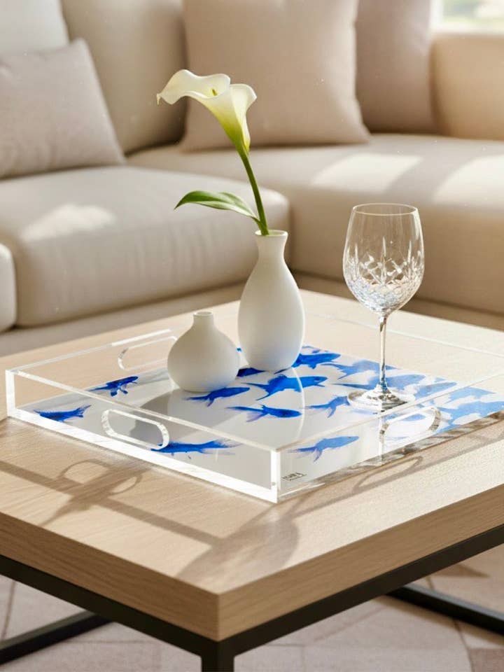 Koboltblå fisk akrylbricka – Safirsimmet för wholesale av David Stesner ArtHouse