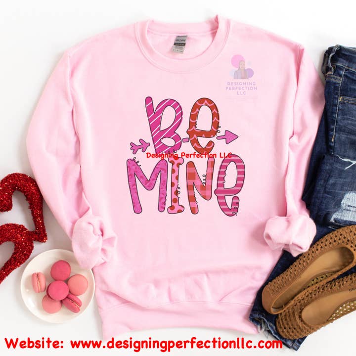 Be Mine- ADULTE- Saint Valentin- Prix pour un t-shirt, options supplémentaires disponibles ci-dessous (B1) pour la vente par Designing Perfection LLC