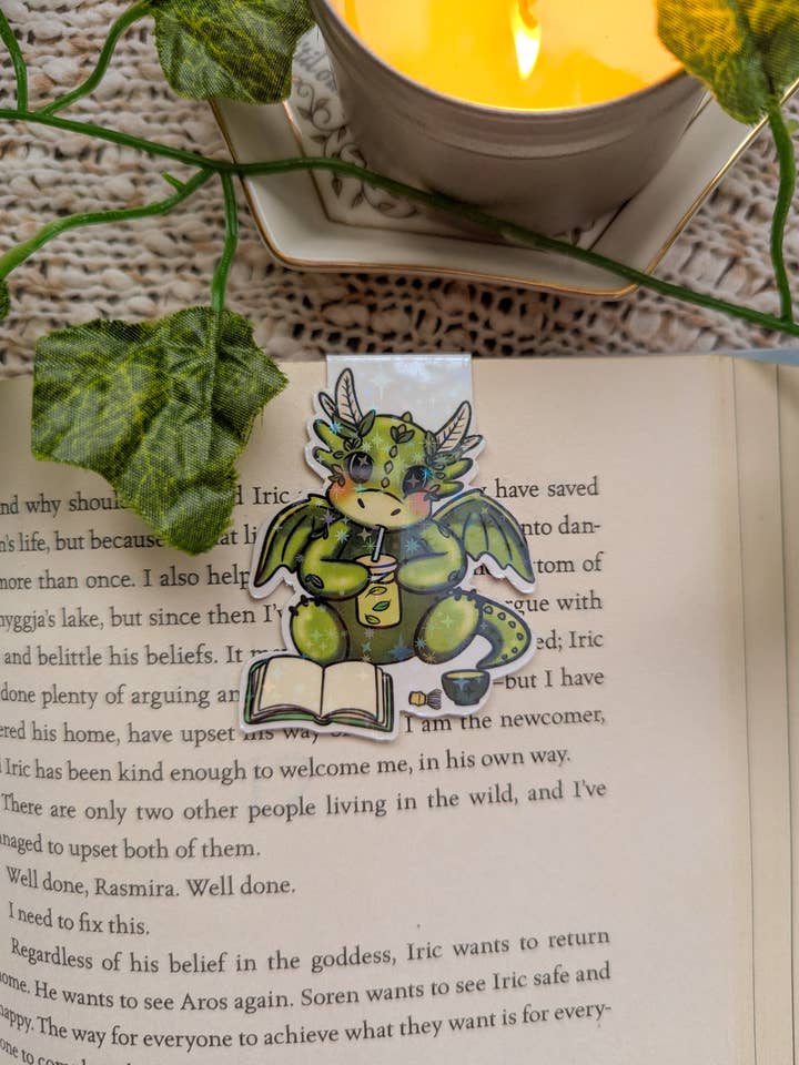 Marque-page magnétique Matcha Dragon (Dragon sirotant) pour la vente par Tales & Tomes
