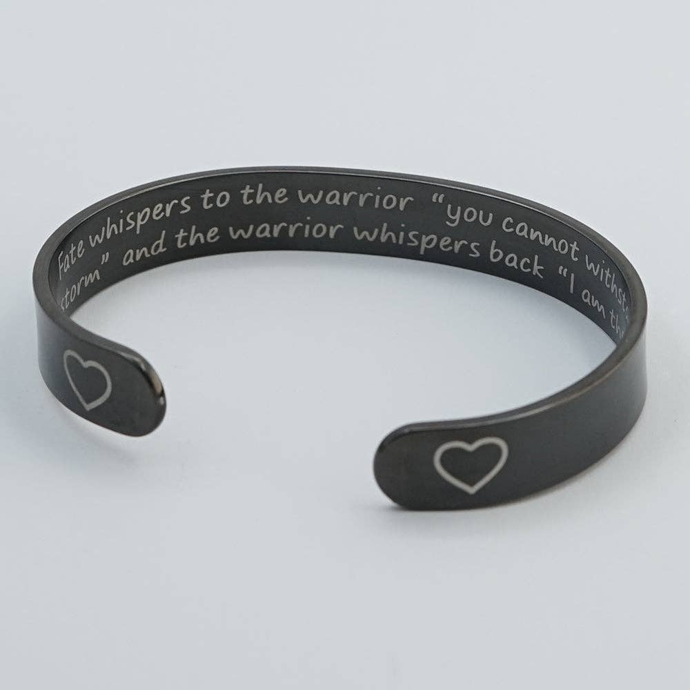 Engraved4Ever - Vente Bracelet manchette - Le destin murmure au guerrier que vous ne pouvez pas résister à la tempête le guerrier chuchote en retour Je suis la tempête4