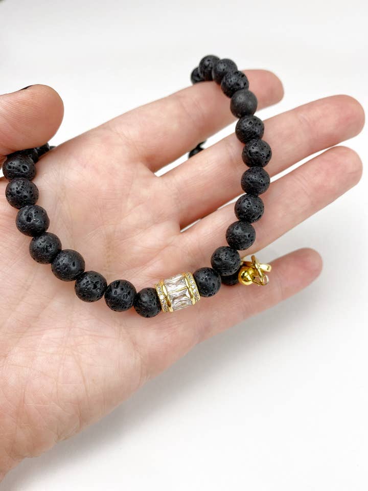 Collier d'aromathérapie en perles de lave noire avec cylindre en cristal pour la vente par Black Lamb Design