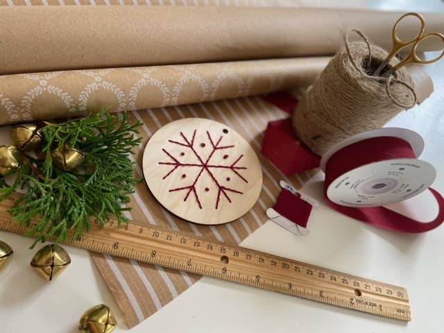 The HNB House – Großhandel Bastelset – Set aus 5 Weihnachts-Schneeflocken-Ornamenten DIY Holzstickerei3
