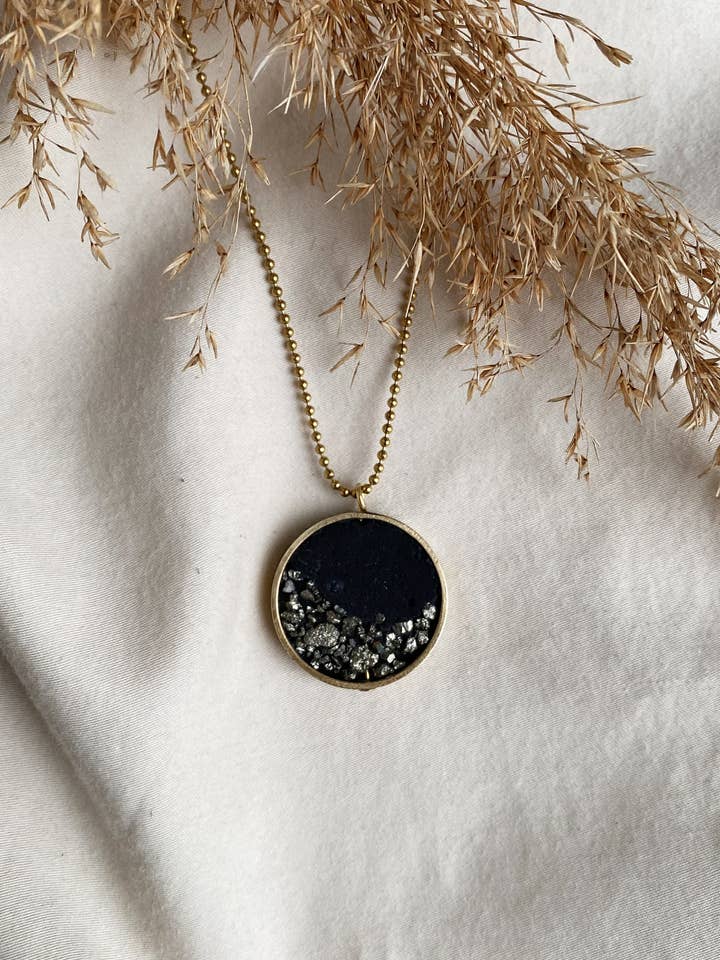Concrete necklace | crushed pyrite for wholesale by Atelier La Rouleuse