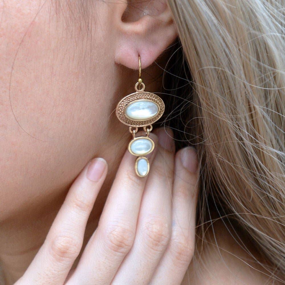 Barse Jewelry - Vendita all'ingrosso Orecchini pendenti - Orecchini a goccia dorati con madreperla bianca Ovation1