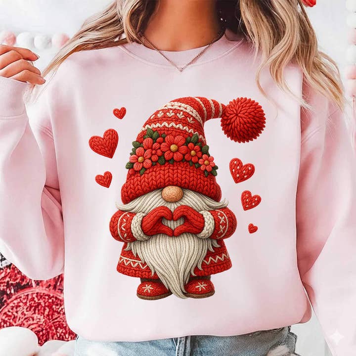 Maglietta Gnomo di San Valentino in Finto Filato, Felpa Amore Preppy per la vendita all'ingrosso da parte di DLT Ecommerce