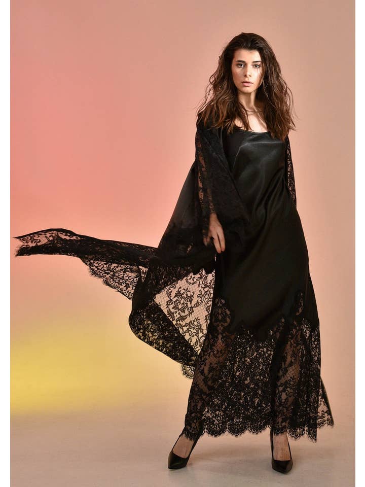 Negro Conjunto de bata y camisón negros con encaje More Than a Woman de venta al por mayor en Faire2