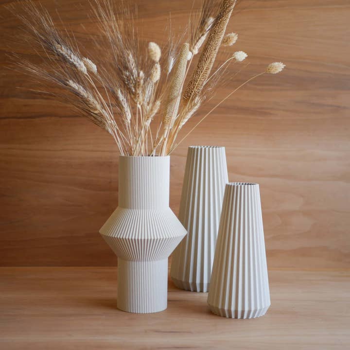 Mist White Off-white vase OISHO - perfect for fresh or dried flowers for wholesale on Faire3