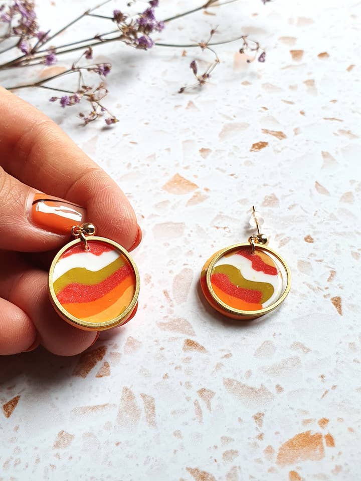 Orecchino piccolo in argilla polimerica con charm placcato oro per la vendita all'ingrosso da parte di Jewellery By Emiliya