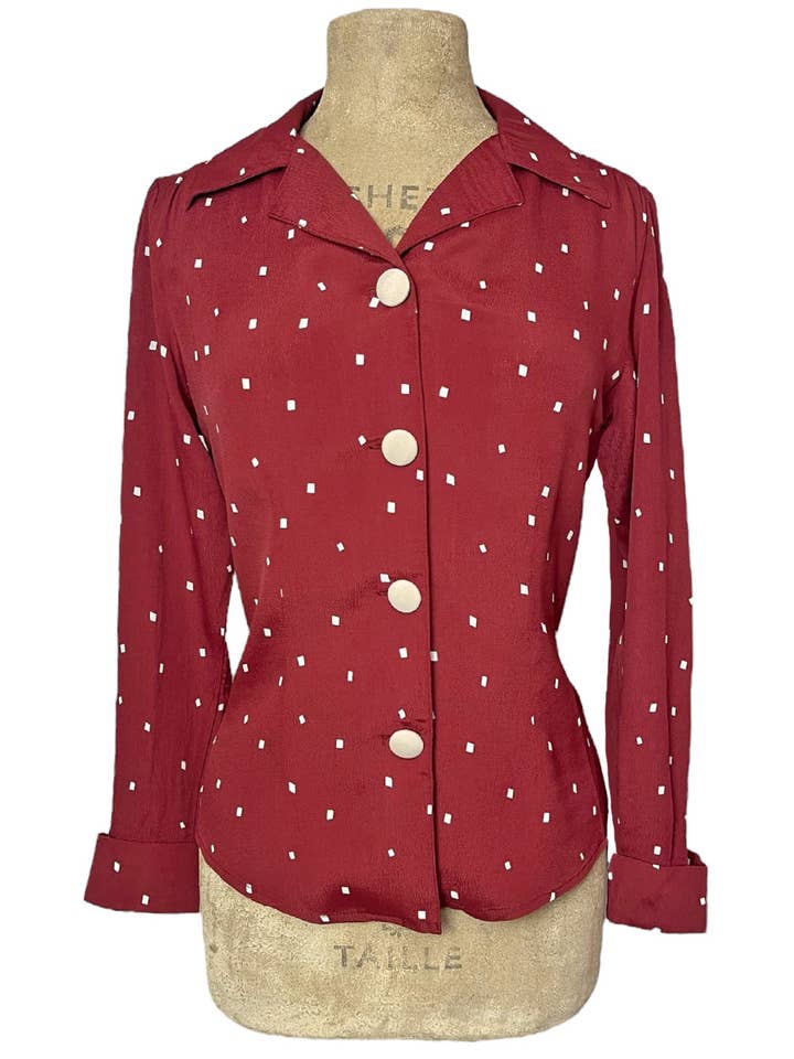 VENTE ! Chemisier Hepburn à boutons des années 1940 à pois carrés bordeaux pour la vente par Loco Lindo
