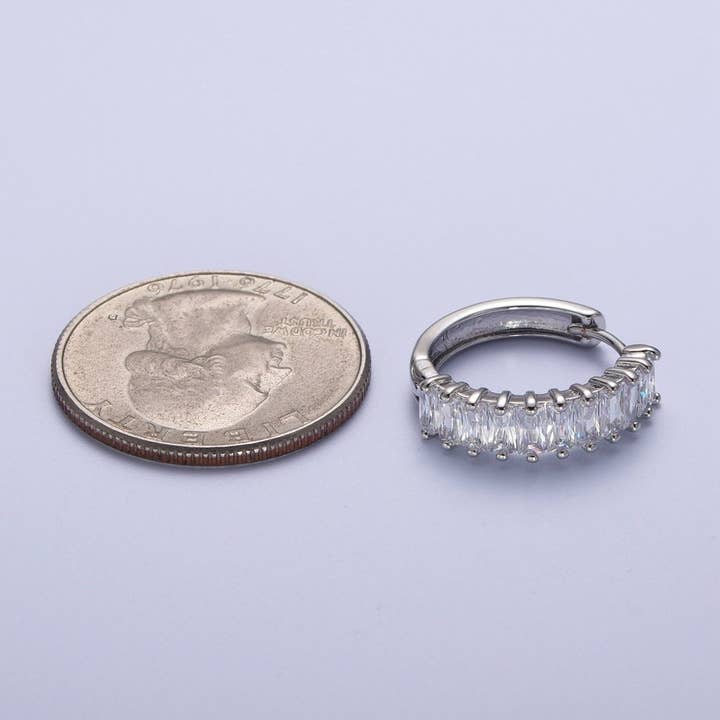 Aim Eternal - Wholesale Huggie oorbellen - Mini Cz Hoepeloorbel, Baguette Hoepeloorbellen, 18k Goud Gevulde Baguette Huggies Kleine Hoepel T-273 AD-0355