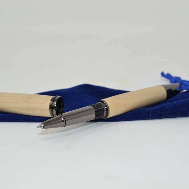 Penna roller in legno personalizzata con tappo a vite in acero per la vendita all'ingrosso da parte di Huizbirn