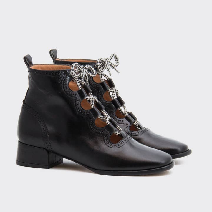 ELUR SCHWARZE LEDERSTIEFELETTE für den Großhandel von Naguisa