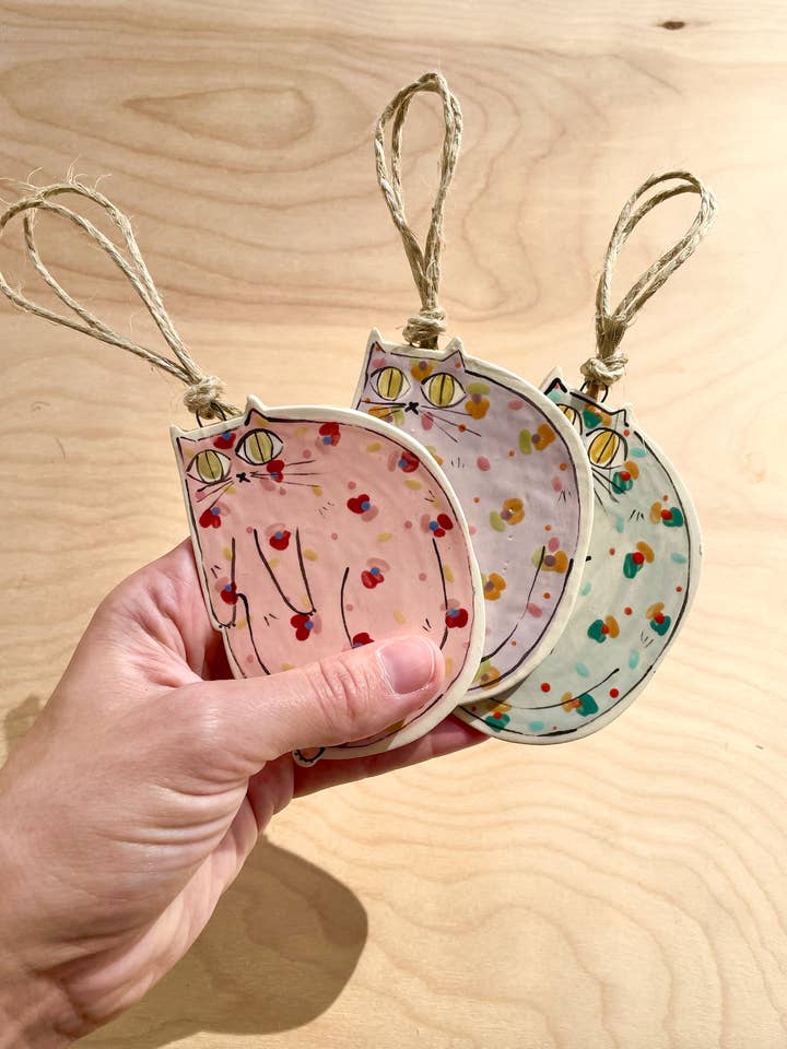 Adorno con forma de gatito medio rizado para venta al por mayor de By Bianca Rae