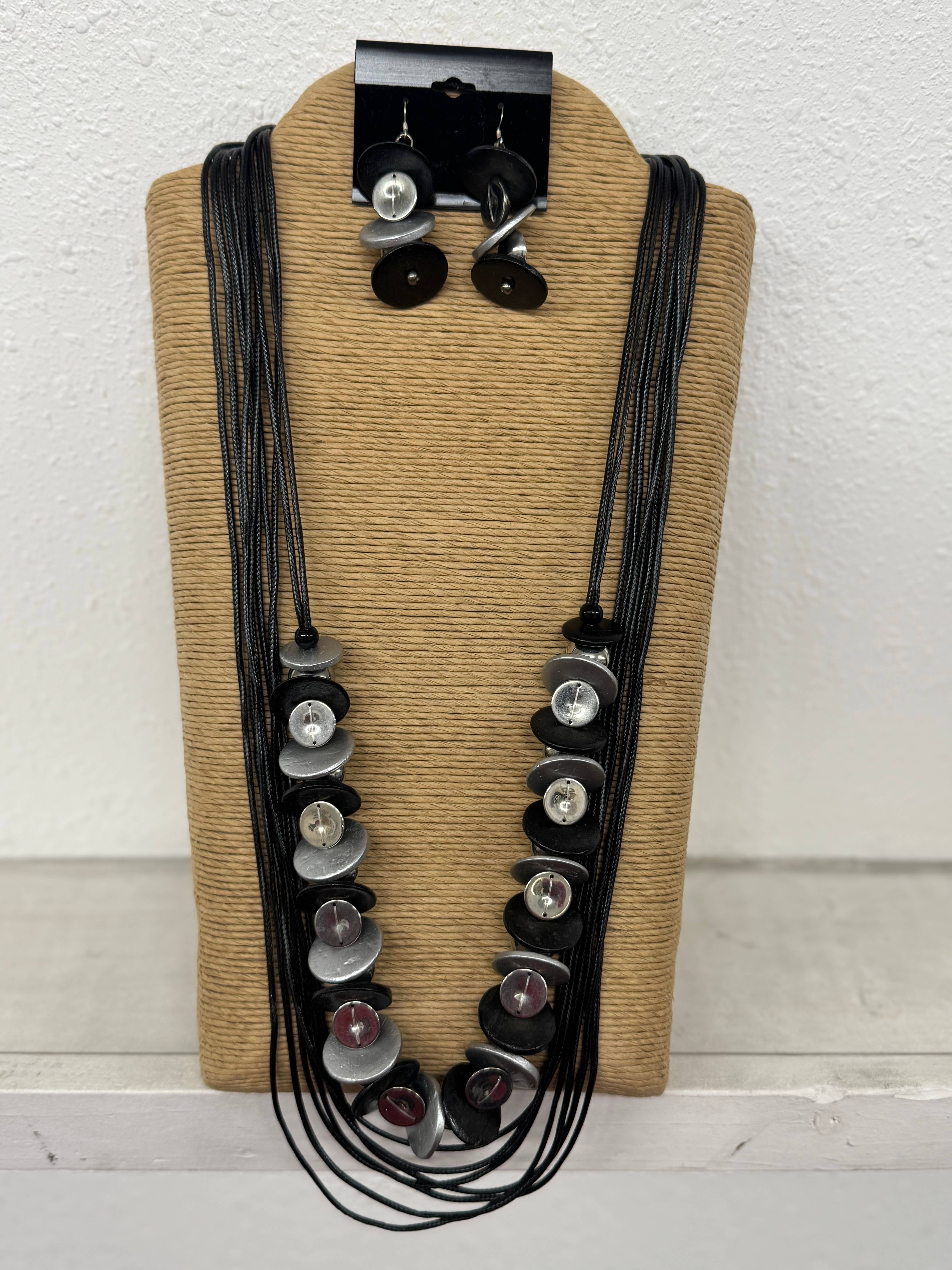 International Duru's – wholesale Jewellery set – 9 STRANDS BLACK WAX CORD WITH BLACK AND SILVER ROUND DISK WI0