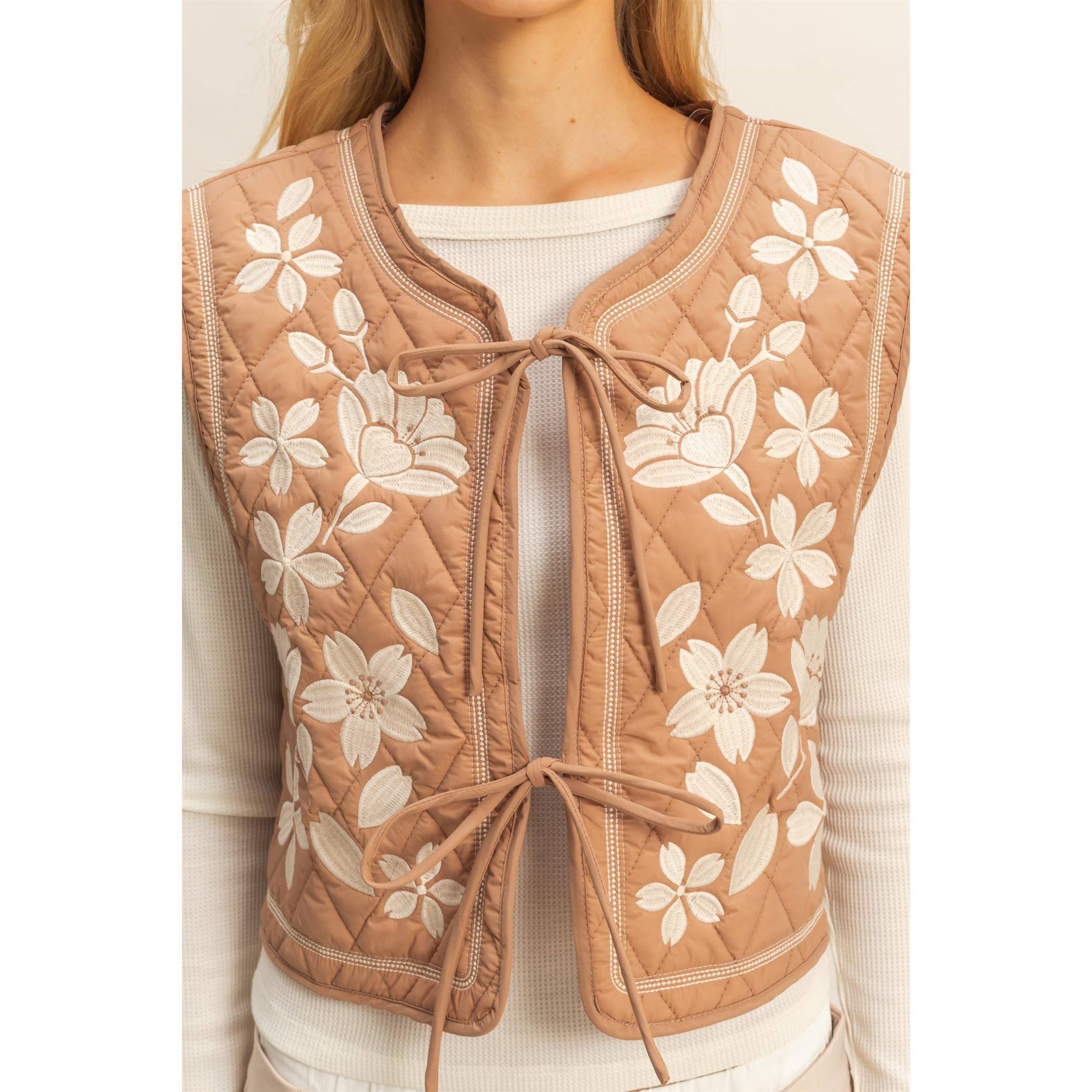 HYFVE - Vente Veste sans manches – femme - Gilet matelassé brodé de fleurs avec lien à nouer devant6