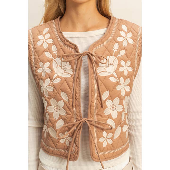 HYFVE - Vente Veste sans manches – femme - Gilet matelassé brodé de fleurs avec lien à nouer devant6