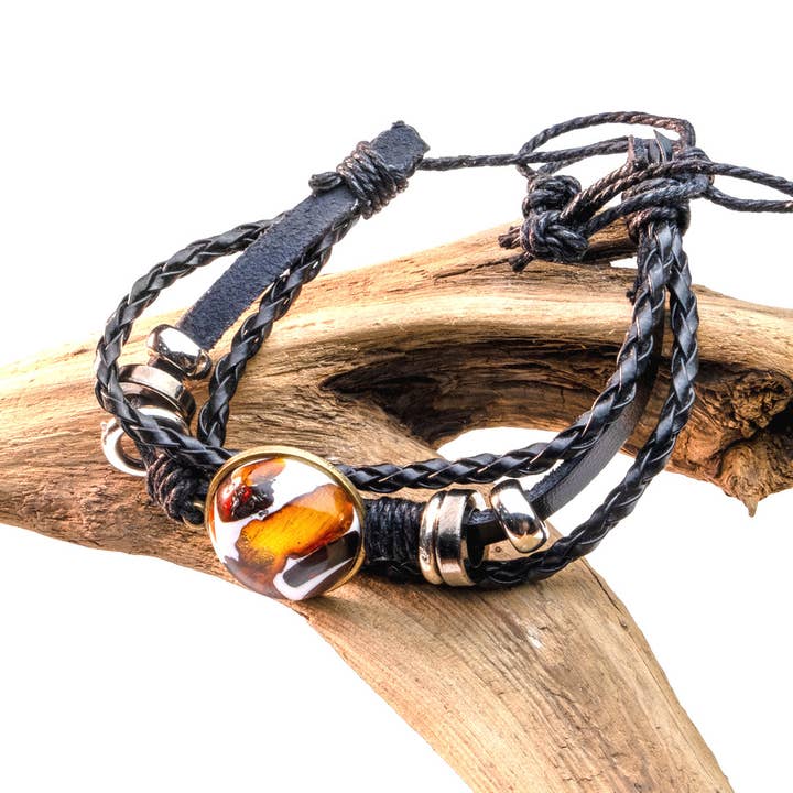 Herrearmbånd lavet af naturlig rav på en læderbase Håndlavet gave KIZIMA USA for engroshandel hos KIZIMA