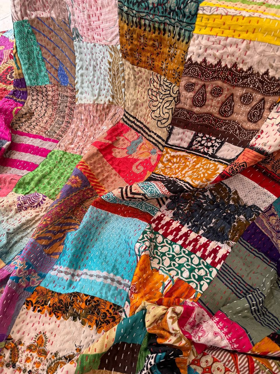 bhavnas boutique – Edredão por atacado – Colcha de Retalhos de Seda Kantha Costurada para Quarto4