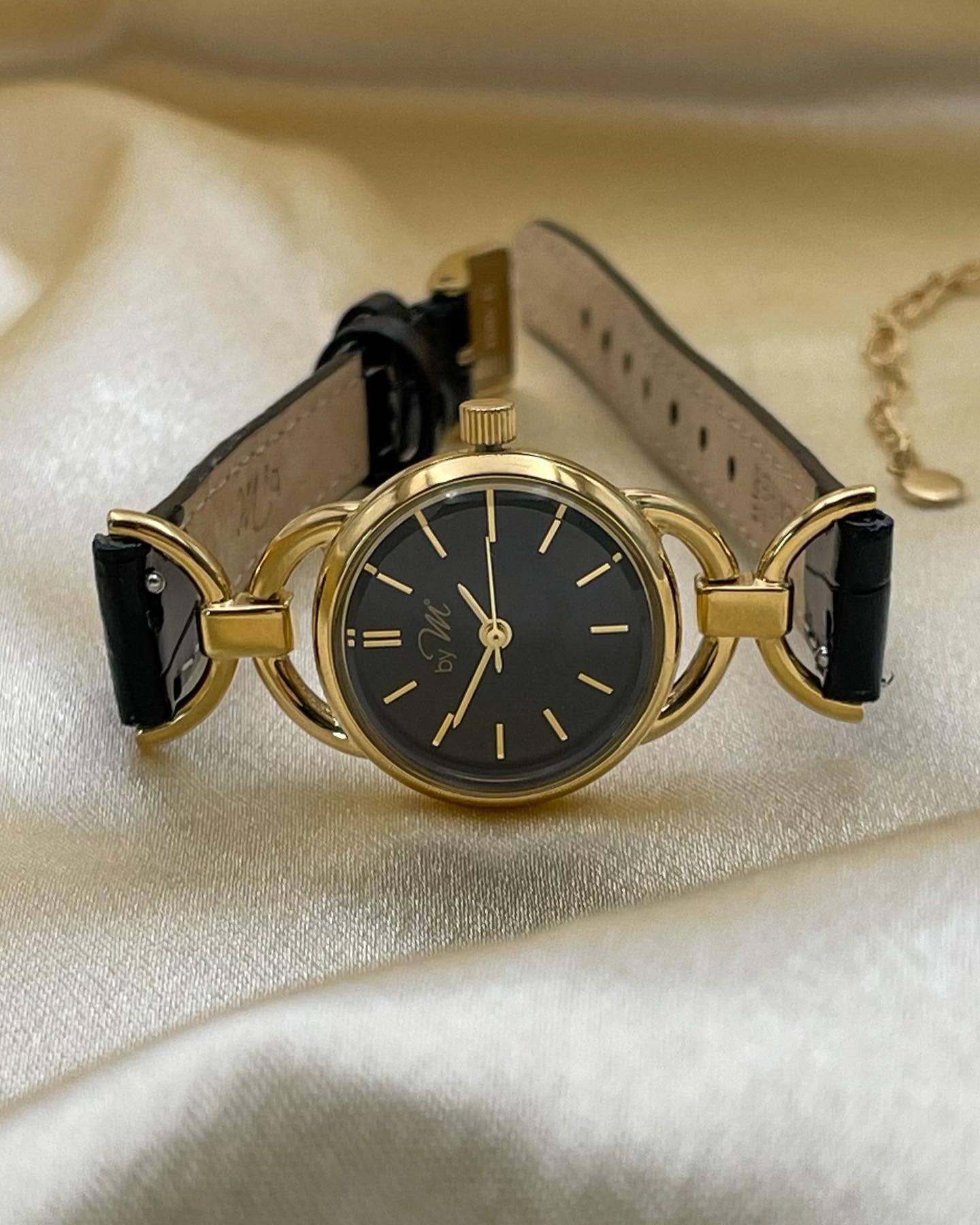 by M degrees – Großhandel Armbanduhr – Damen – 80er-Jahre Vintage-inspirierte Schwarz-Goldene Runde Uhr – Schwarzes Leder3