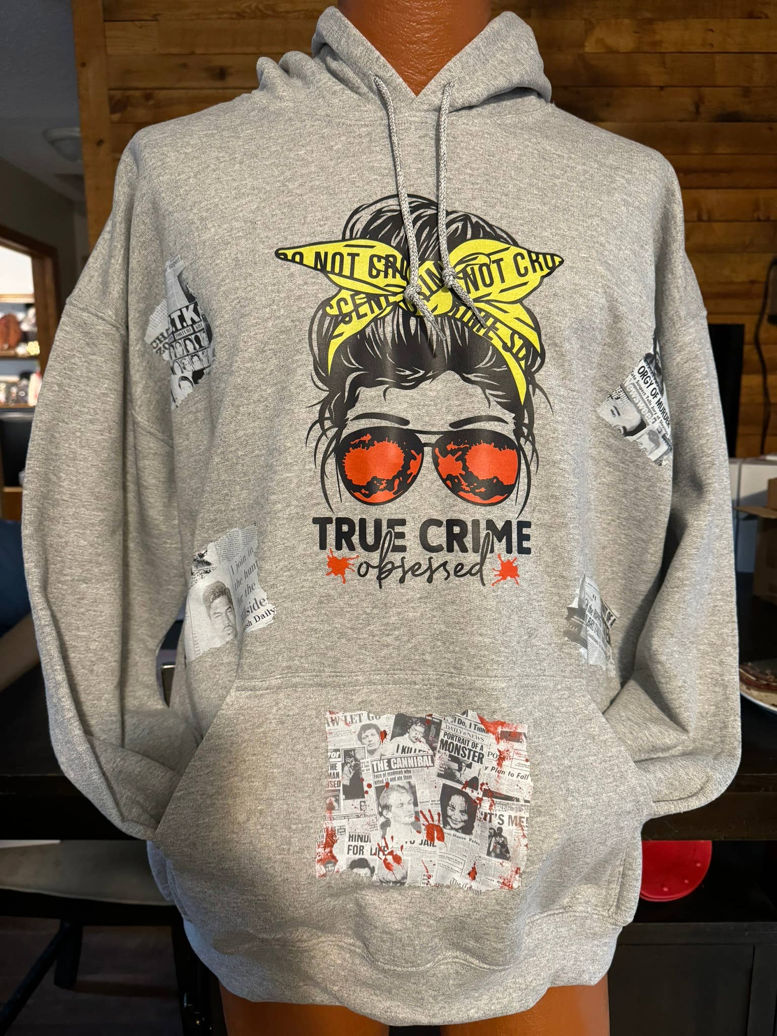 Zombie Paws – wholesale Hoodie - Dam – True Crime Obsessed Hoodie Med Nyheter Klippbilder7
