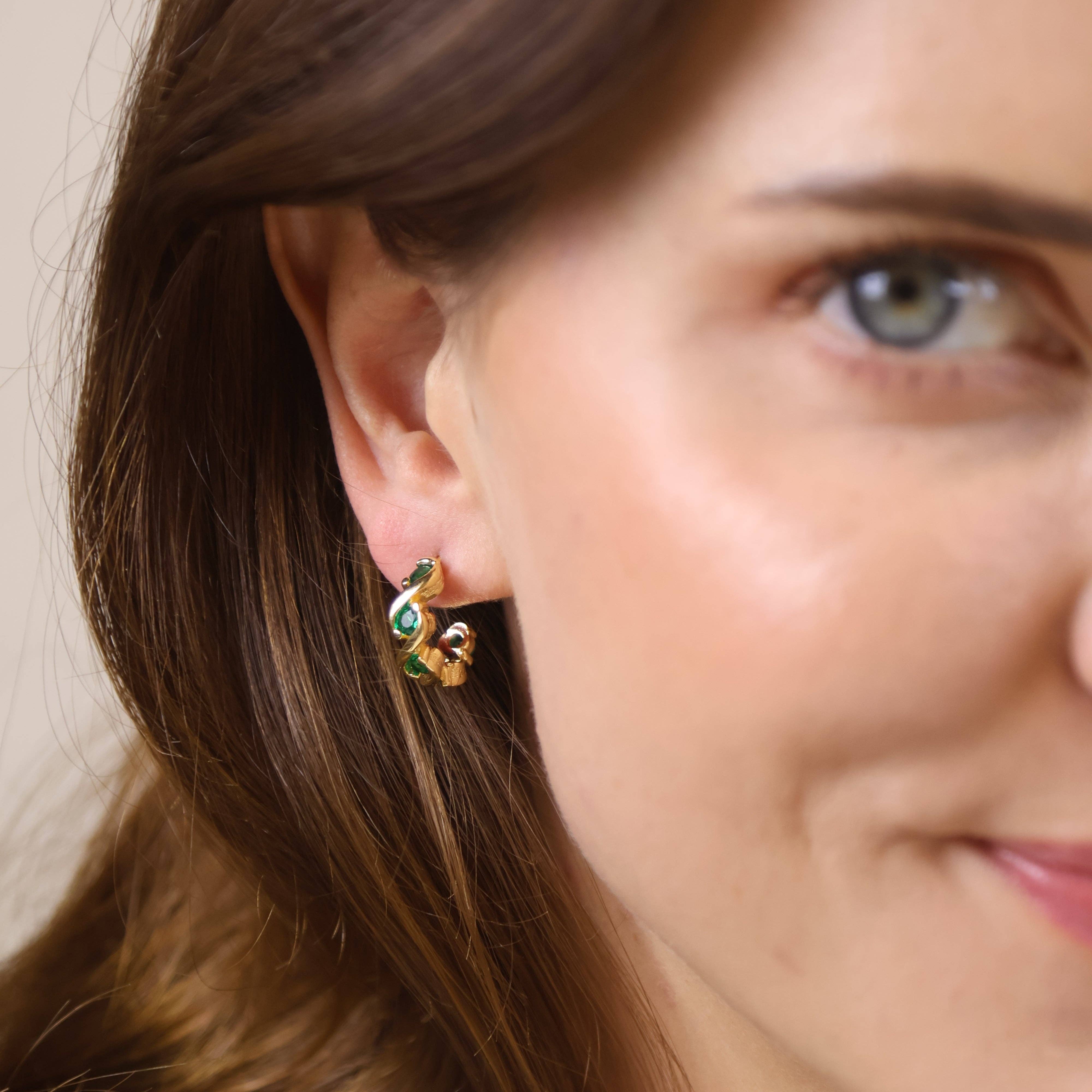 GoldFi - Venta al por mayor Pendientes de aro - Pendientes de aro en C con circonitas cúbicas de colores y relleno de oro de 18k6