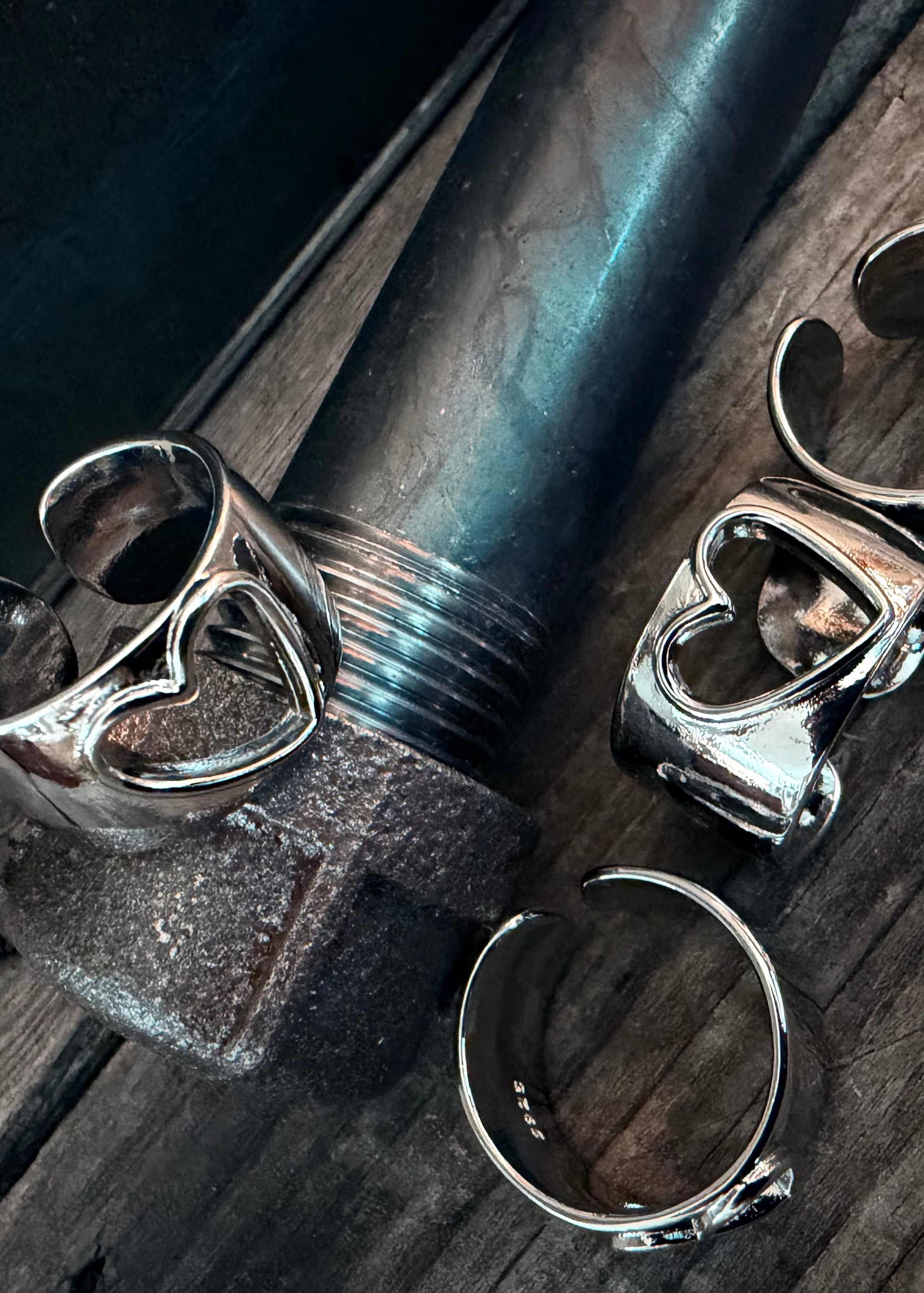 Amy Louise Collection – wholesale Band/Stackad Ring – Silver hjärta utskuren ring – Justerbar | Grace & Grit av Amy Louise0