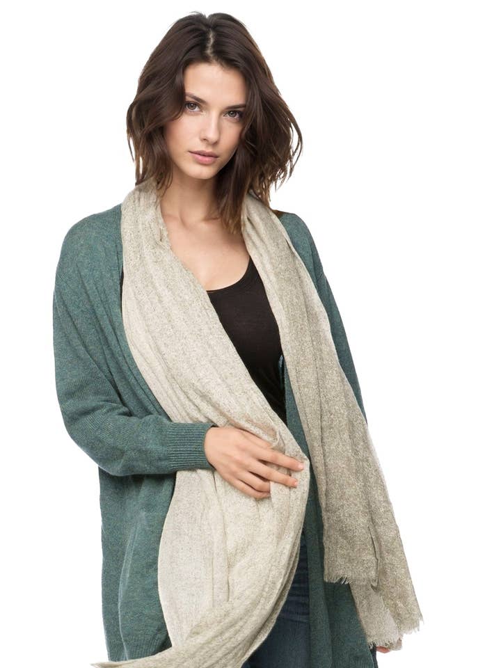 Drømmende luksus cashmere spray dot tørklæde wrap for engroshandel hos Subtle Luxury