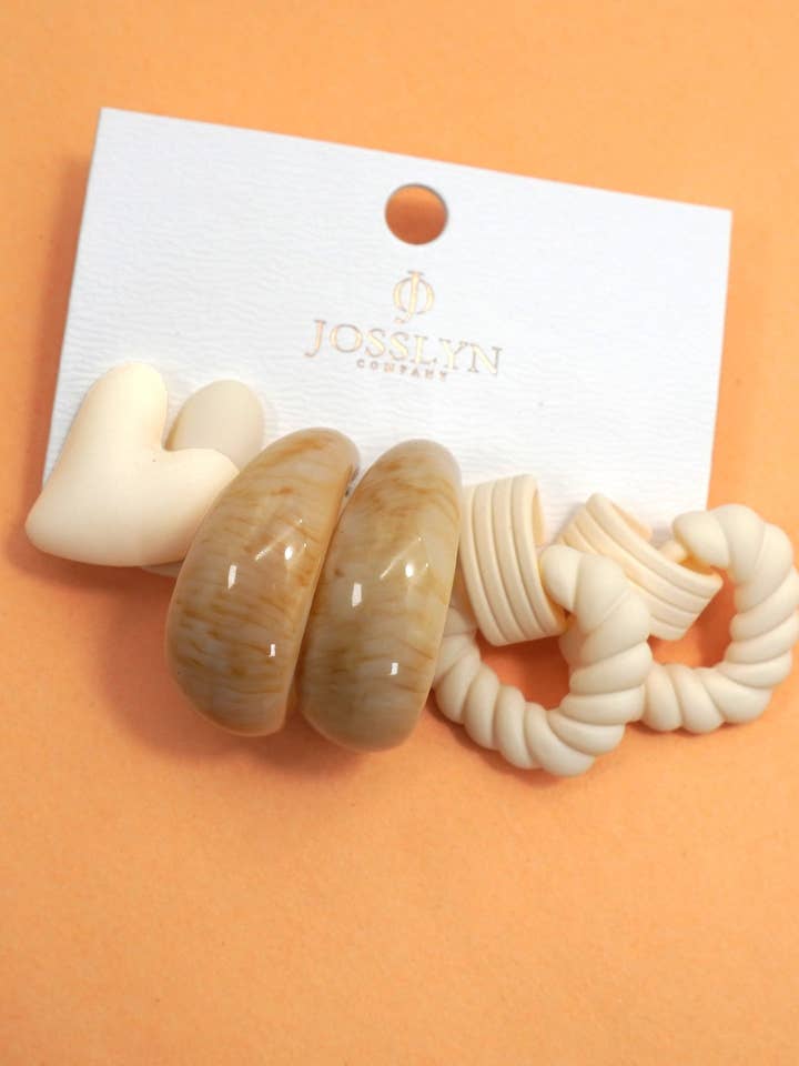 TRIO DE BOUCLES D'OREILLES À CLOUS EN ACRYLIQUE MULTI CLASSIQUE | 40E447 pour la vente par JOSSLYN by wall to wall