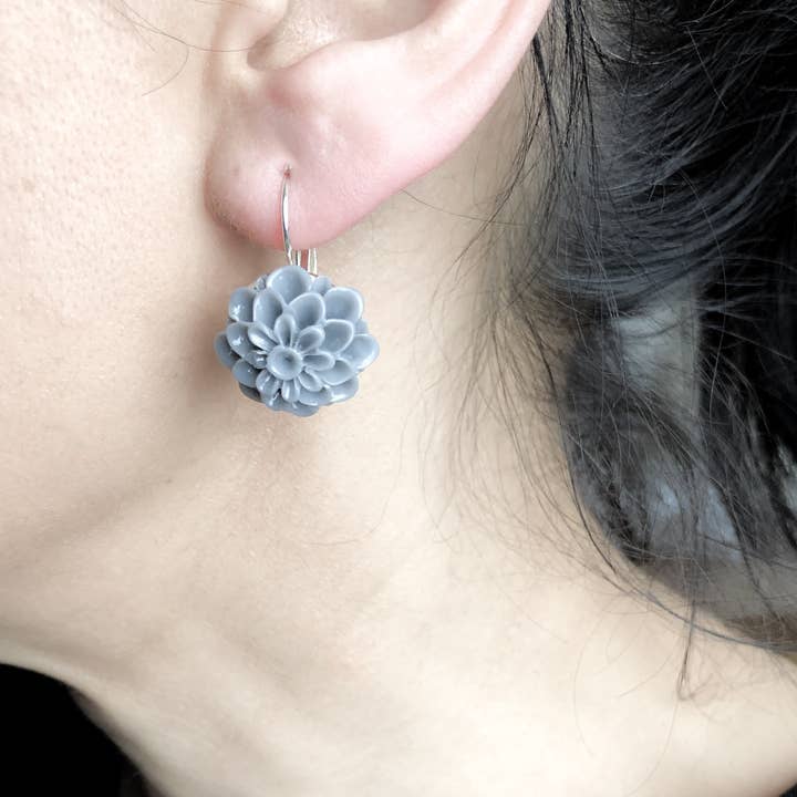 Pendientes bañados en plata con cabujones de crisantemo gris - VINOHR-69 para venta al por mayor de MadamLili