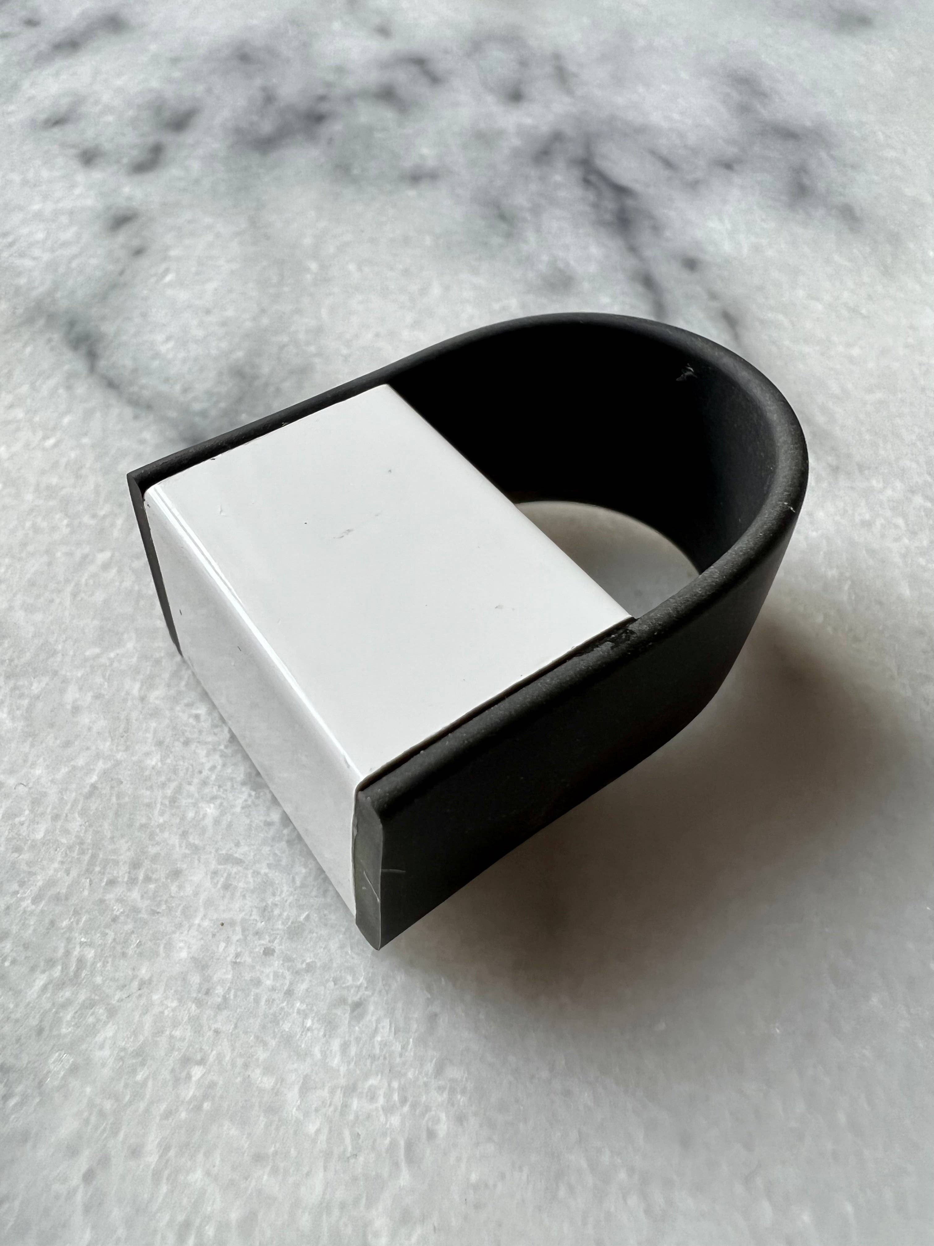 Maison Numero 12 – Großhandel Cocktail-/Statement-Ring – RASA Ring aus Aluminium und Gummi9
