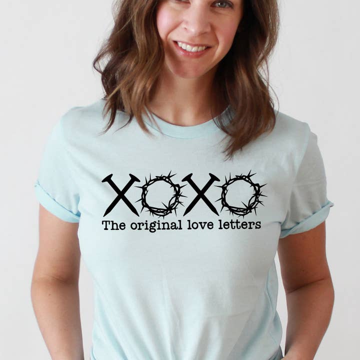Pasen XOXO De Originele Liefdesbrieven Basis T-shirt voor wholesale door Kissed Apparel