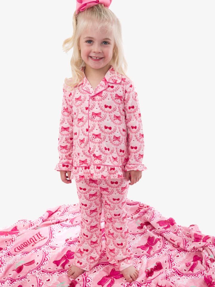 SoftSnooze™ Ensemble de Pyjama à Manches Longues avec Boutons et Volants Fille Love You Cherry Much pour la vente par RuffleButts + RuggedButts