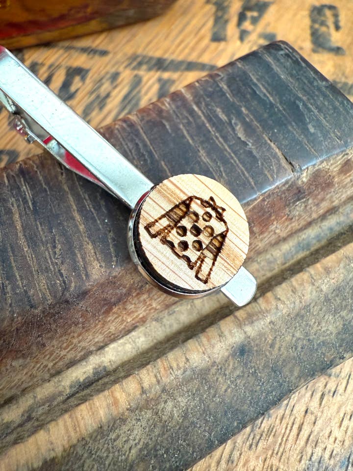 Pince à cravate en tonneau de bourbon récupéré de la soie de jockey du Kentucky Derby pour la vente par TWWKY