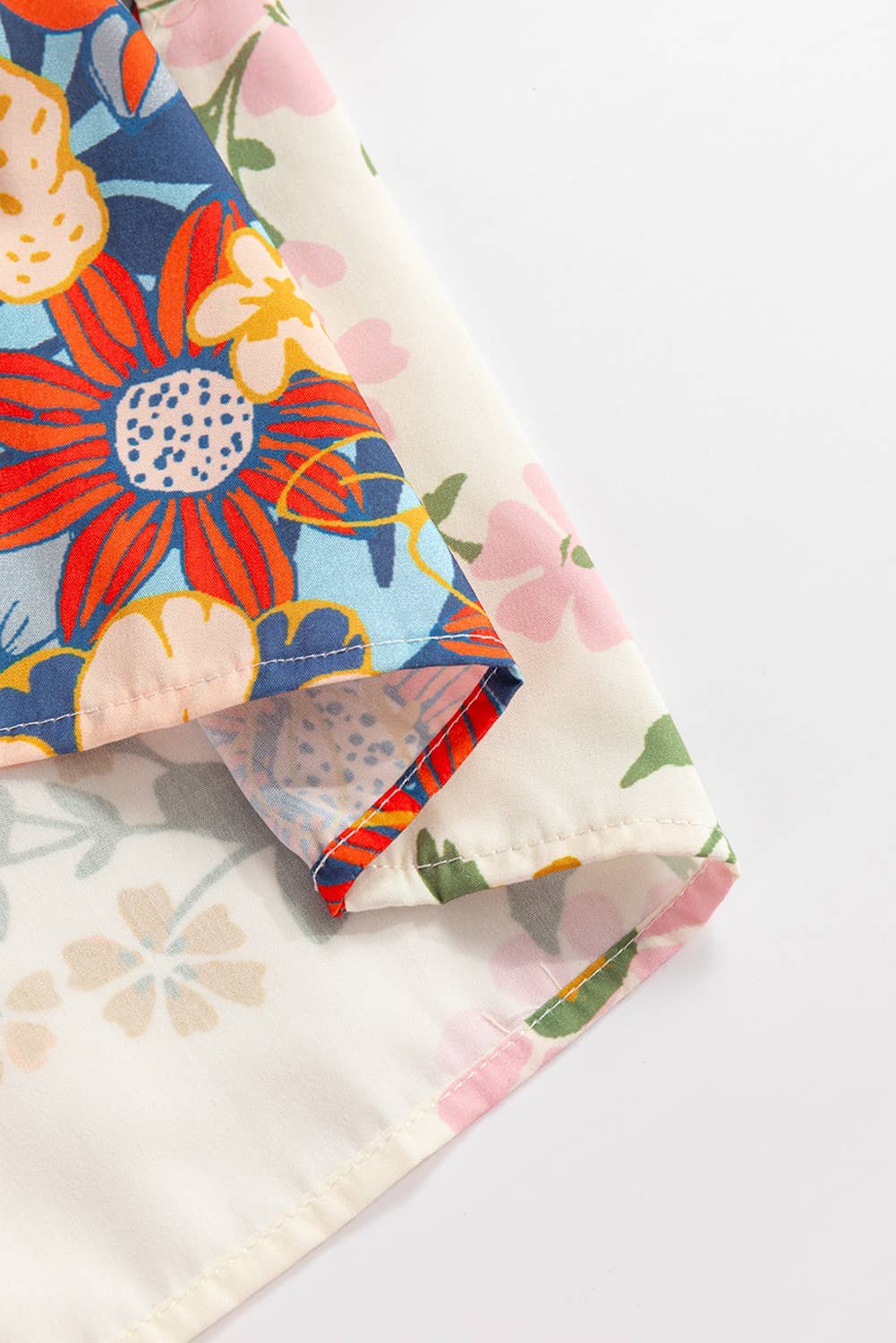 Babs + Birdie – wholesale Blus - Dam – Julia | Virkad V-ringad Blus med Halvlång Ärm och Bohemiska Blommor4