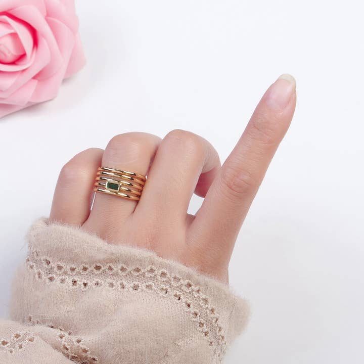 Aim Eternal - Venta al por mayor Anillo con gemas - Anillo ajustable de múltiples bandas doradas con piedra cúbica verde O2284